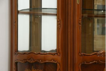 中古　高級イタリア家具　繊細で優美な彫刻入りのロココ調アンティーク風キャビネット(キュリオケース、ガラスケース、ショーケース、飾り棚、店舗什器)(定価約90万円)(R-066920)