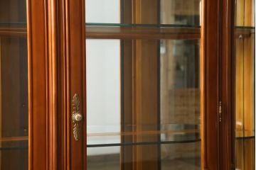 中古　高級イタリア家具　繊細で優美な彫刻入りのロココ調アンティーク風キャビネット(キュリオケース、ガラスケース、ショーケース、飾り棚、店舗什器)(定価約90万円)(R-066920)