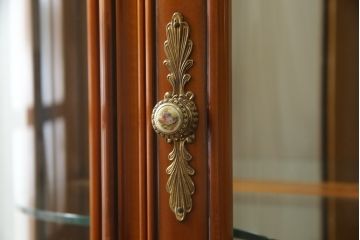 中古　高級イタリア家具　繊細で優美な彫刻入りのロココ調アンティーク風キャビネット(キュリオケース、ガラスケース、ショーケース、飾り棚、店舗什器)(定価約90万円)(R-066920)