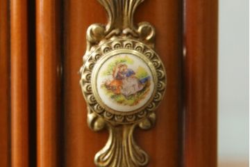中古　高級イタリア家具　繊細で優美な彫刻入りのロココ調アンティーク風キャビネット(キュリオケース、ガラスケース、ショーケース、飾り棚、店舗什器)(定価約90万円)(R-066920)