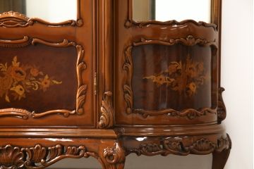 中古　高級イタリア家具　繊細で優美な彫刻入りのロココ調アンティーク風キャビネット(キュリオケース、ガラスケース、ショーケース、飾り棚、店舗什器)(定価約90万円)(R-066920)