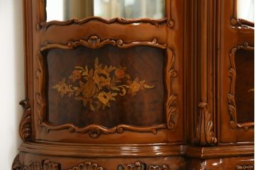 中古　高級イタリア家具　繊細で優美な彫刻入りのロココ調アンティーク風キャビネット(キュリオケース、ガラスケース、ショーケース、飾り棚、店舗什器)(定価約90万円)(R-066920)