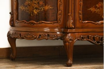 中古　高級イタリア家具　繊細で優美な彫刻入りのロココ調アンティーク風キャビネット(キュリオケース、ガラスケース、ショーケース、飾り棚、店舗什器)(定価約90万円)(R-066920)