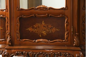 中古　高級イタリア家具　繊細で優美な彫刻入りのロココ調アンティーク風キャビネット(キュリオケース、ガラスケース、ショーケース、飾り棚、店舗什器)(定価約90万円)(R-066920)