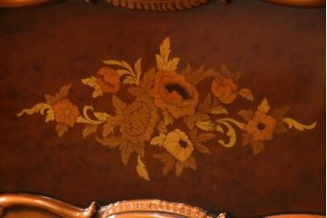 中古　高級イタリア家具　繊細で優美な彫刻入りのロココ調アンティーク風キャビネット(キュリオケース、ガラスケース、ショーケース、飾り棚、店舗什器)(定価約90万円)(R-066920)