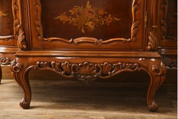 中古　高級イタリア家具　繊細で優美な彫刻入りのロココ調アンティーク風キャビネット(キュリオケース、ガラスケース、ショーケース、飾り棚、店舗什器)(定価約90万円)(R-066920)