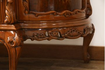 中古　高級イタリア家具　繊細で優美な彫刻入りのロココ調アンティーク風キャビネット(キュリオケース、ガラスケース、ショーケース、飾り棚、店舗什器)(定価約90万円)(R-066920)