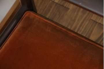 中古　松本民芸家具　#300型　レトロな雰囲気を醸し出す曲肘布張イス(1人掛けソファ、一人掛けソファ、アームチェア、椅子、イス)(定価約25万3千円)(R-066940)