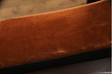 中古　松本民芸家具　#300型　レトロな雰囲気を醸し出す曲肘布張イス(1人掛けソファ、一人掛けソファ、アームチェア、椅子、イス)(定価約25万3千円)(R-066940)