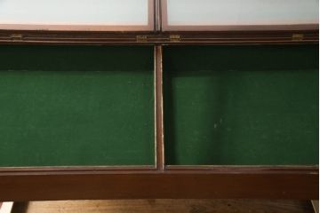 イギリスアンティーク　希少!!　マホガニー材　挽き物加工の脚がお洒落!!両面上開きのガラスケース(ショーケース、ディスプレイケース、キャビネット、陳列棚、店舗什器、コレクションケース、英国)(R-066943)