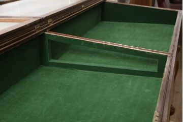 イギリスアンティーク　希少!!　マホガニー材　挽き物加工の脚がお洒落!!両面上開きのガラスケース(ショーケース、ディスプレイケース、キャビネット、陳列棚、店舗什器、コレクションケース、英国)(R-066943)