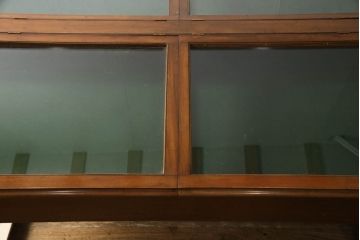 イギリスアンティーク　希少!!　マホガニー材　挽き物加工の脚がお洒落!!両面上開きのガラスケース(ショーケース、ディスプレイケース、キャビネット、陳列棚、店舗什器、コレクションケース、英国)(R-066943)