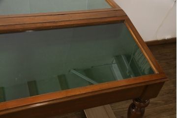 イギリスアンティーク　希少!!　マホガニー材　挽き物加工の脚がお洒落!!両面上開きのガラスケース(ショーケース、ディスプレイケース、キャビネット、陳列棚、店舗什器、コレクションケース、英国)(R-066943)