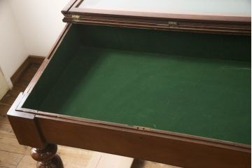 イギリスアンティーク　希少!!　マホガニー材　挽き物加工の脚がお洒落!!両面上開きのガラスケース(ショーケース、ディスプレイケース、キャビネット、陳列棚、店舗什器、コレクションケース、英国)(R-066943)