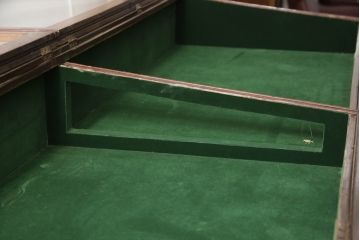 イギリスアンティーク　希少!!　マホガニー材　挽き物加工の脚がお洒落!!両面上開きのガラスケース(ショーケース、ディスプレイケース、キャビネット、陳列棚、店舗什器、コレクションケース、英国)(R-066943)