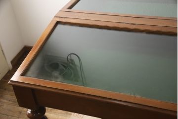 イギリスアンティーク　希少!!　マホガニー材　挽き物加工の脚がお洒落!!両面上開きのガラスケース(ショーケース、ディスプレイケース、キャビネット、陳列棚、店舗什器、コレクションケース、英国)(R-066943)