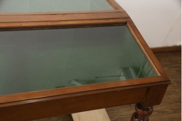 イギリスアンティーク　希少!!　マホガニー材　挽き物加工の脚がお洒落!!両面上開きのガラスケース(ショーケース、ディスプレイケース、キャビネット、陳列棚、店舗什器、コレクションケース、英国)(R-066943)