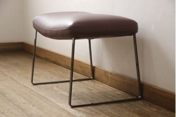 中古　美品　B&B Italia　Jeffrey Bernett(ジェフリー・バーネット)　Metropolitan'14(メトロポリタン)　 ARMCHAIRS(Steel base frame)　本革(レザー)　クールなモダンデザインがお洒落なアームチェア&オットマンのセット(1人掛けソファ、一人掛けソファ、回転椅子、回転イス、ラウンジチェア、フットスツール)(R-066946)