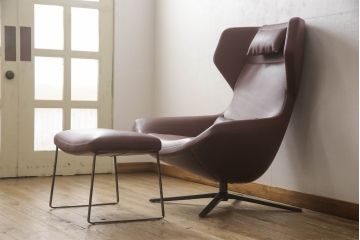 中古　美品　B&B Italia　Jeffrey Bernett(ジェフリー・バーネット)　Metropolitan'14(メトロポリタン)　 ARMCHAIRS(Steel base frame)　本革(レザー)　クールなモダンデザインがお洒落なアームチェア&オットマンのセット(1人掛けソファ、一人掛けソファ、回転椅子、回転イス、ラウンジチェア、フットスツール)(R-066951)