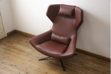 中古　美品　B&B Italia　Jeffrey Bernett(ジェフリー・バーネット)　Metropolitan'14(メトロポリタン)　 ARMCHAIRS(Steel base frame)　本革(レザー)　クールなモダンデザインがお洒落なアームチェア&オットマンのセット(1人掛けソファ、一人掛けソファ、回転椅子、回転イス、ラウンジチェア、フットスツール)(R-066951)