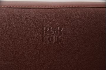 中古　美品　B&B Italia　Jeffrey Bernett(ジェフリー・バーネット)　Metropolitan'14(メトロポリタン)　 ARMCHAIRS(Steel base frame)　本革(レザー)　クールなモダンデザインがお洒落なアームチェア&オットマンのセット(1人掛けソファ、一人掛けソファ、回転椅子、回転イス、ラウンジチェア、フットスツール)(R-066951)