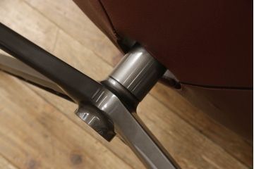 中古　美品　B&B Italia　Jeffrey Bernett(ジェフリー・バーネット)　Metropolitan'14(メトロポリタン)　 ARMCHAIRS(Steel base frame)　本革(レザー)　クールなモダンデザインがお洒落なアームチェア&オットマンのセット(1人掛けソファ、一人掛けソファ、回転椅子、回転イス、ラウンジチェア、フットスツール)(R-066951)