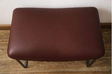中古　美品　B&B Italia　Jeffrey Bernett(ジェフリー・バーネット)　Metropolitan'14(メトロポリタン)　 ARMCHAIRS(Steel base frame)　本革(レザー)　クールなモダンデザインがお洒落なアームチェア&オットマンのセット(1人掛けソファ、一人掛けソファ、回転椅子、回転イス、ラウンジチェア、フットスツール)(R-066951)