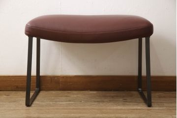 中古　美品　B&B Italia　Jeffrey Bernett(ジェフリー・バーネット)　Metropolitan'14(メトロポリタン)　 ARMCHAIRS(Steel base frame)　本革(レザー)　クールなモダンデザインがお洒落なアームチェア&オットマンのセット(1人掛けソファ、一人掛けソファ、回転椅子、回転イス、ラウンジチェア、フットスツール)(R-066951)