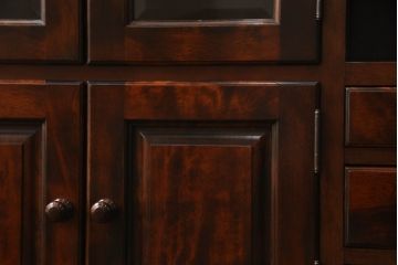 和製ビンテージ　九州民芸家具　カバ材(樺材)　上品さと高級感漂う佇まいが魅力の薄型サイドボード(サイドキャビネット、収納棚、戸棚、飾り棚、ヴィンテージ)(R-066970)