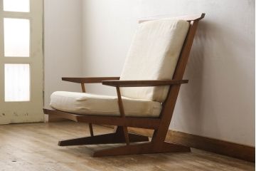 中古　ジョージナカシマ　CN118　CONOID CUSHION ARM　洗練された佇まいがモダンな空間を盛り上げるコノイドクッションアームチェア(ジョージ・ナカシマ、ラウンジチェア、リラックスチェア、一人掛けソファ、1Pソファ、椅子、イス)(定価688,600円)(R-066986)