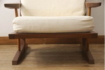 中古　ジョージナカシマ　CN118　CONOID CUSHION ARM　洗練された佇まいがモダンな空間を盛り上げるコノイドクッションアームチェア(ジョージ・ナカシマ、ラウンジチェア、リラックスチェア、一人掛けソファ、1Pソファ、椅子、イス)(定価688,600円)(R-066986)