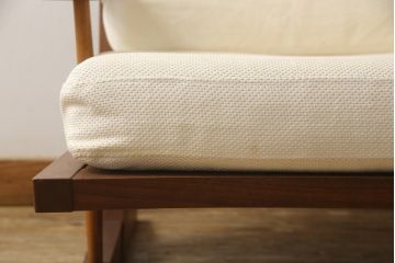 中古　ジョージナカシマ　CN118　CONOID CUSHION ARM　洗練された佇まいがモダンな空間を盛り上げるコノイドクッションアームチェア(ジョージ・ナカシマ、ラウンジチェア、リラックスチェア、一人掛けソファ、1Pソファ、椅子、イス)(定価688,600円)(R-066986)