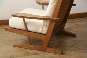 中古　ジョージナカシマ　CN118　CONOID CUSHION ARM　洗練された佇まいがモダンな空間を盛り上げるコノイドクッションアームチェア(ジョージ・ナカシマ、ラウンジチェア、リラックスチェア、一人掛けソファ、1Pソファ、椅子、イス)(定価688,600円)(R-066986)