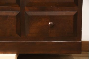 中古　松本民芸家具　シックな佇まいが上質な空間づくりにぴったりなD型和タンス(引き出し、チェスト、整理箪笥)(定価約67万円)(R-066987)