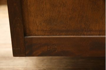 中古　松本民芸家具　シックな佇まいが上質な空間づくりにぴったりなD型和タンス(引き出し、チェスト、整理箪笥)(定価約67万円)(R-066987)