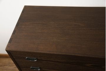 中古　伝統工芸品　田中家具製作所　伝統工芸士　桐匠 敏光作　初音の桐箪笥　味わい深い色合いとくっきりした杢目が魅力的!!焼桐仕上げの大阪泉州総桐箪笥(並厚、総桐たんす、引き出し、衣装タンス、着物箪笥、和箪笥)(定価約110万円)(R-066988)