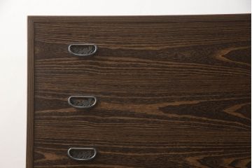 中古　伝統工芸品　田中家具製作所　伝統工芸士　桐匠 敏光作　初音の桐箪笥　味わい深い色合いとくっきりした杢目が魅力的!!焼桐仕上げの大阪泉州総桐箪笥(並厚、総桐たんす、引き出し、衣装タンス、着物箪笥、和箪笥)(定価約110万円)(R-066988)