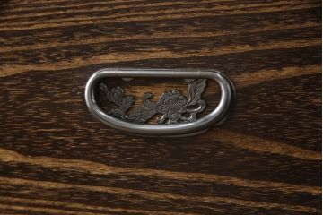 中古　伝統工芸品　田中家具製作所　伝統工芸士　桐匠 敏光作　初音の桐箪笥　味わい深い色合いとくっきりした杢目が魅力的!!焼桐仕上げの大阪泉州総桐箪笥(並厚、総桐たんす、引き出し、衣装タンス、着物箪笥、和箪笥)(定価約110万円)(R-066988)