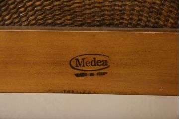中古　美品　イタリア製　IDC大塚家具取り扱い　メデア(Medea)　ART2049　優美な佇まいが魅力的!!ラタンのヘッド&フッドボードが涼し気な印象のベッドフレーム(セミダブル、すのこ付き)(定価約106万円)(R-066991)