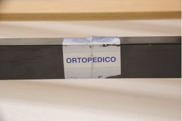 中古　美品　イタリア製　IDC大塚家具取り扱い　メデア(Medea)　ART2049　優美な佇まいが魅力的!!ラタンのヘッド&フッドボードが涼し気な印象のベッドフレーム(セミダブル、すのこ付き)(定価約106万円)(R-066991)