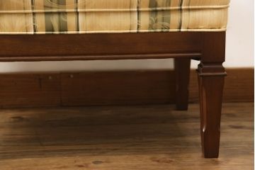 中古　マルニ木工(MARUNI)　地中海シリーズ　サランテ　クラシカルなデザインのファブリックが目を引く1人掛けソファ&オットマンのセット(アームソファ、一人掛け、1P、パーソナルチェア、ラウンジチェア、フットスツール)(定価約17万円)(R-067008)
