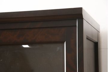 中古　美品　北海道民芸家具　和モダンな空間づくりにおすすめ!!ガラス引き戸の食器棚(収納棚、戸棚、キャビネット、飾り棚)(R-067009)
