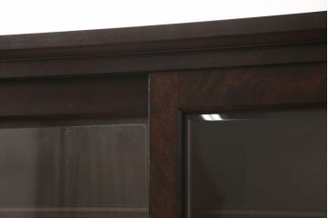 中古　美品　北海道民芸家具　和モダンな空間づくりにおすすめ!!ガラス引き戸の食器棚(収納棚、戸棚、キャビネット、飾り棚)(R-067009)