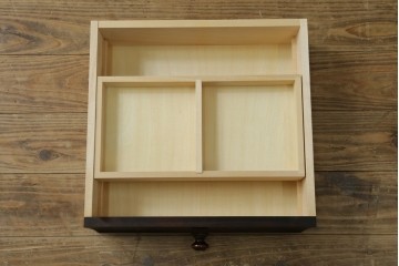 中古　美品　北海道民芸家具　和モダンな空間づくりにおすすめ!!　ガラス引き戸の食器棚　(R-067009)