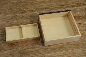 中古　美品　北海道民芸家具　和モダンな空間づくりにおすすめ!!　ガラス引き戸の食器棚　(R-067009)