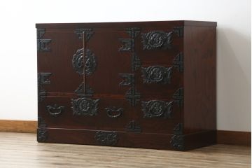 中古　岩谷堂箪笥　漆塗り　品の良い牡丹の金具が魅力の扉付きチェスト(サイドボード、テレビ台、テレビボード、リビングボード、引き出し、収納棚、戸棚、収納箪笥、和箪笥)(定価約65万円)(R-067011)