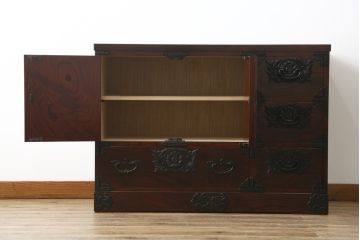 中古　岩谷堂箪笥　漆塗り　品の良い牡丹の金具が魅力の扉付きチェスト(サイドボード、テレビ台、テレビボード、リビングボード、引き出し、収納棚、戸棚、収納箪笥、和箪笥)(定価約65万円)(R-067011)