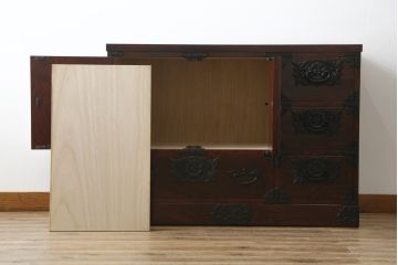 中古　岩谷堂箪笥　漆塗り　品の良い牡丹の金具が魅力の扉付きチェスト(サイドボード、テレビ台、テレビボード、リビングボード、引き出し、収納棚、戸棚、収納箪笥、和箪笥)(定価約65万円)(R-067011)