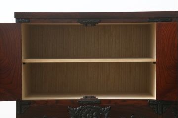 中古　岩谷堂箪笥　漆塗り　品の良い牡丹の金具が魅力の扉付きチェスト(サイドボード、テレビ台、テレビボード、リビングボード、引き出し、収納棚、戸棚、収納箪笥、和箪笥)(定価約65万円)(R-067011)