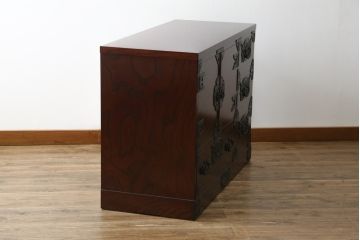 中古　岩谷堂箪笥　漆塗り　品の良い牡丹の金具が魅力の扉付きチェスト(サイドボード、テレビ台、テレビボード、リビングボード、引き出し、収納棚、戸棚、収納箪笥、和箪笥)(定価約65万円)(R-067011)